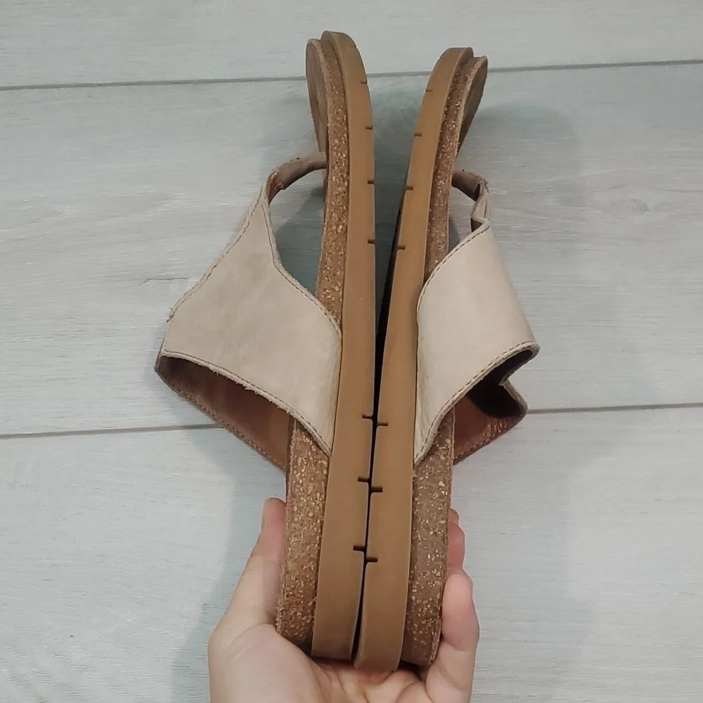 Sofft Womens Comfort Leather T strap Sandals Flats shoes 8.5M